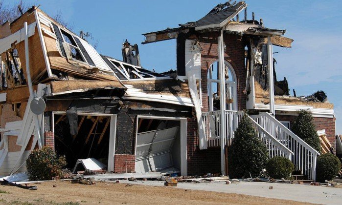 Foto de casa destruída por vendaval para a pauta: "Conheça todos os tipos de seguros residenciais" do blog da Estasa