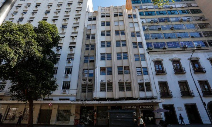 Foto de fachada de prédios de condomínio antigo para a pauta - Novo sistema, eSocial, será obrigatório nos condomínios a partir de agora