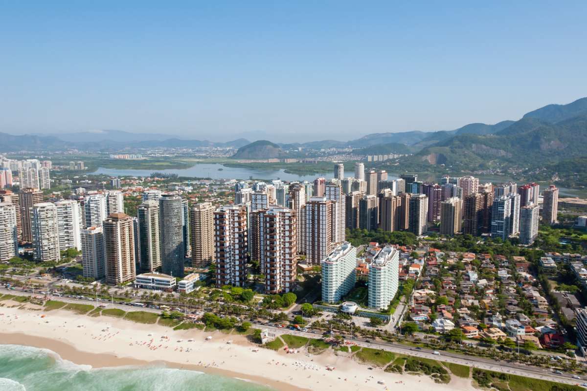 Foto aérea de prédios no litoral para a pauta "Guia para o seu condomínio aderir ao eSocial e não pagar multa"