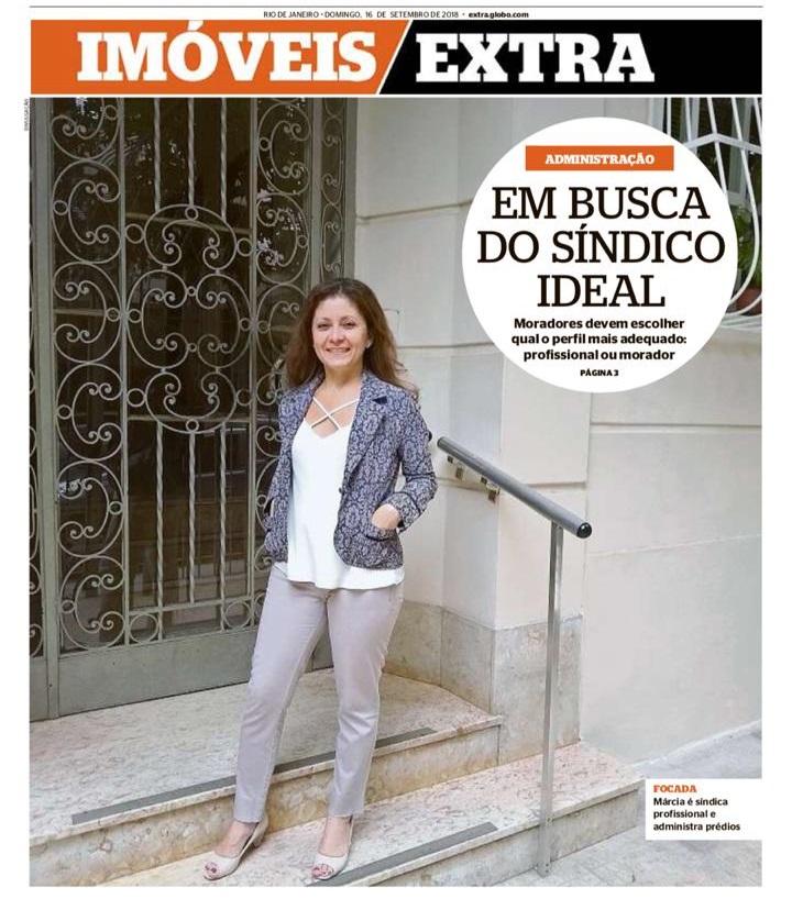 Foto de capa do jornal Extra contendo um síndico em frente a portaria de um prédio para a pauta Número de síndicos profissionais cresce em condomínios