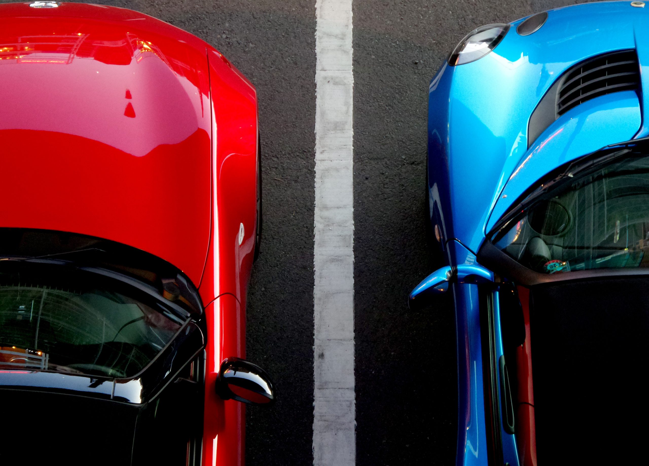 Foto de dois carros esportivos divindo vagas de garagem para a pauta "Vagas de visitantes em condomínios: 08 dúvidas mais comuns" do Blog da Estasa