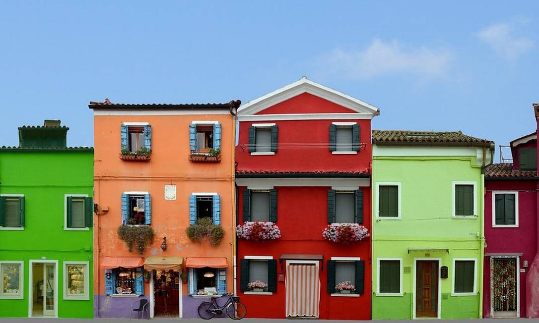 Fotos de casas coloridas para a pauta "Recomendações para deixar sua casa segura" do Blog da Estasa