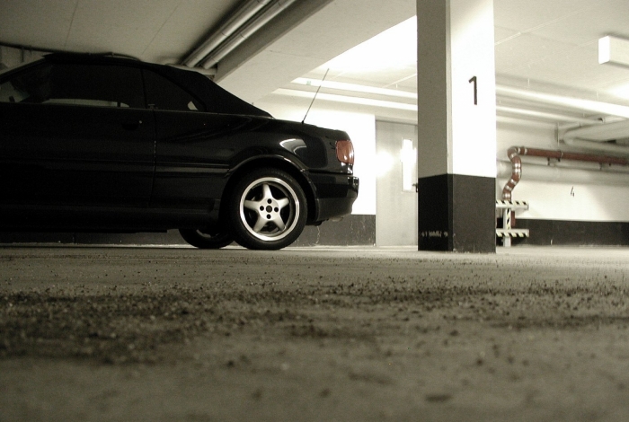 Foto de um carro estacionado dentro de uma garagem de condomínio para a pauta "Especialistas indicam bom senso no uso da vaga de garagem" do Blog da Estasa