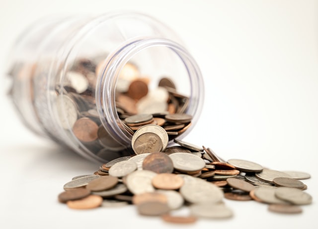 Foto de um pote com moedas jogadas para a pauta: "Soluções para atenuar a inadimplência em condomínios" para o Blog da Estasa