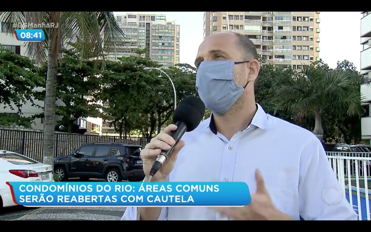 Foto do diretor da Estasa, Luiz Fernando Barreto, sendo entrevistado para a Record TV (R7) para a pauta: "Reabertura das áreas comuns em condomínios" para o Blog da Estasa
