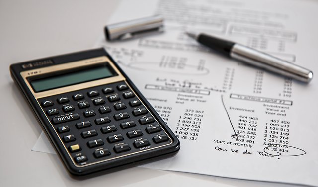 Foto de uma calculadora e uma prestação de contas para a pauta "Contas de condomínio - porta para gastos supérfluos e fraudes na administração"